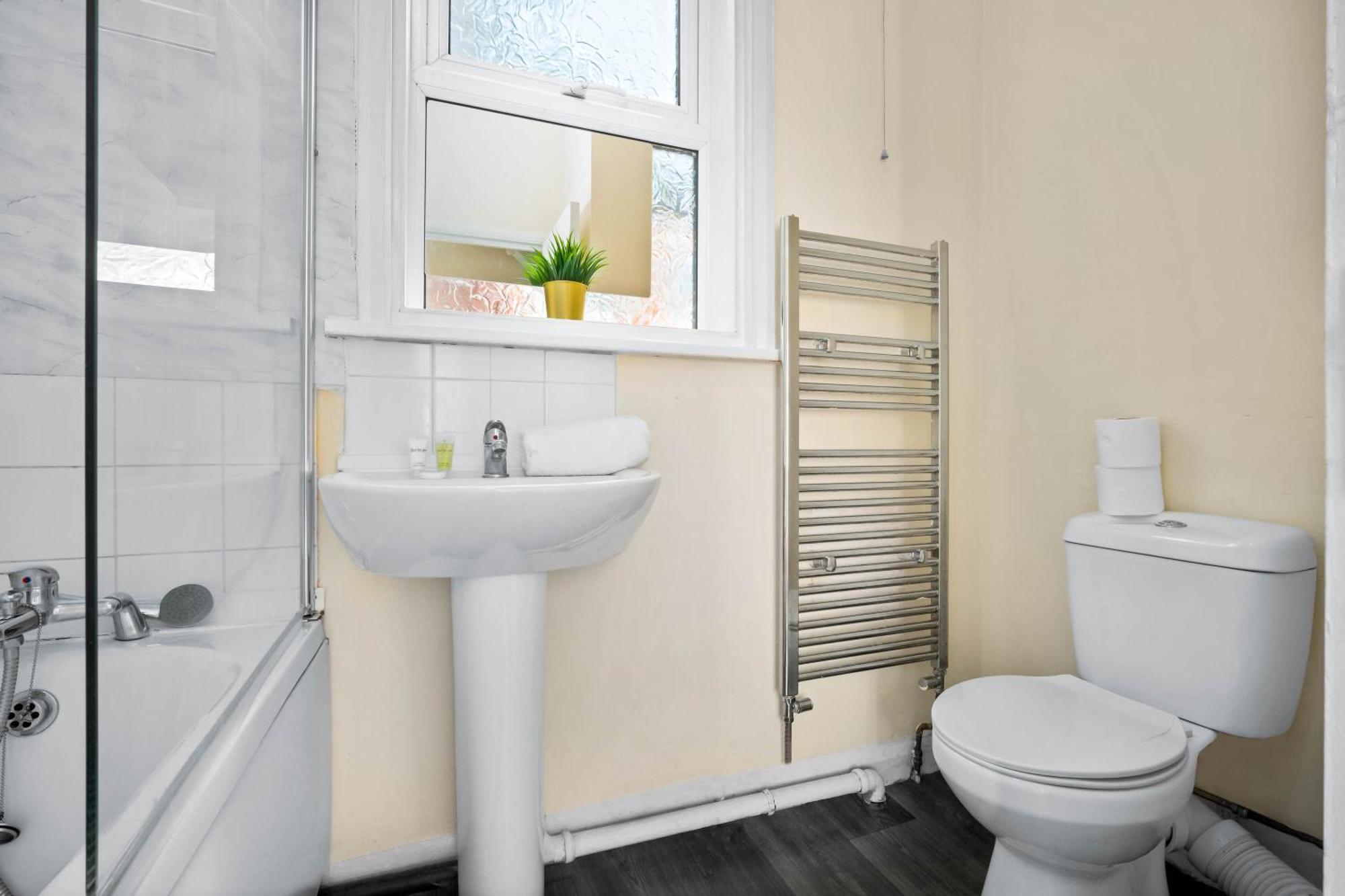Two Bedroom Apartment - Single Beds - Accommodates 3 - Street Parking - Top Rated -Wbb Уэст-Бромидж Экстерьер фото