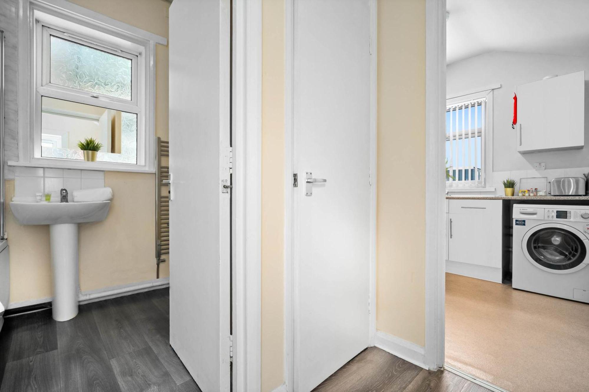 Two Bedroom Apartment - Single Beds - Accommodates 3 - Street Parking - Top Rated -Wbb Уэст-Бромидж Экстерьер фото