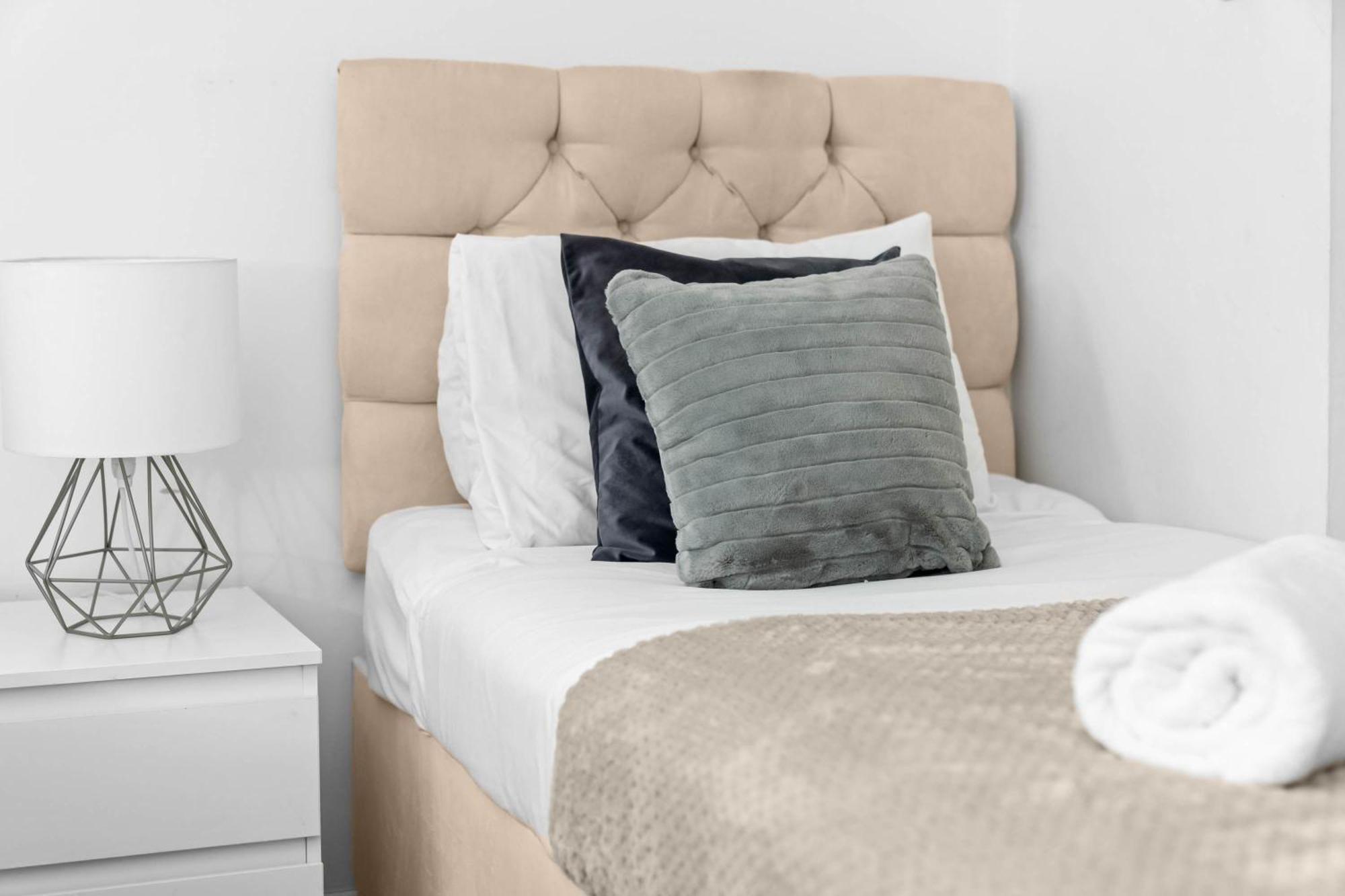 Two Bedroom Apartment - Single Beds - Accommodates 3 - Street Parking - Top Rated -Wbb Уэст-Бромидж Экстерьер фото