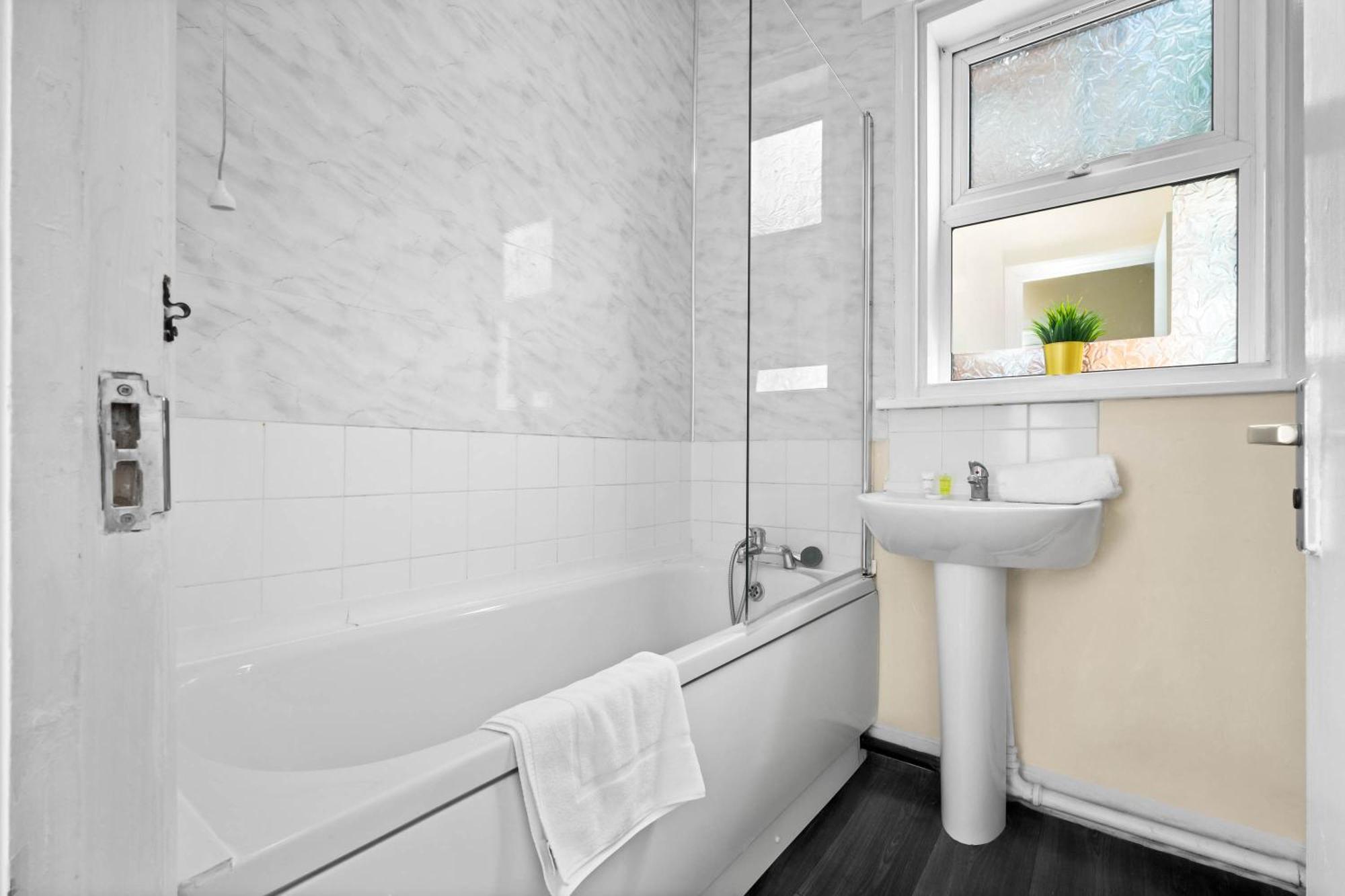 Two Bedroom Apartment - Single Beds - Accommodates 3 - Street Parking - Top Rated -Wbb Уэст-Бромидж Экстерьер фото
