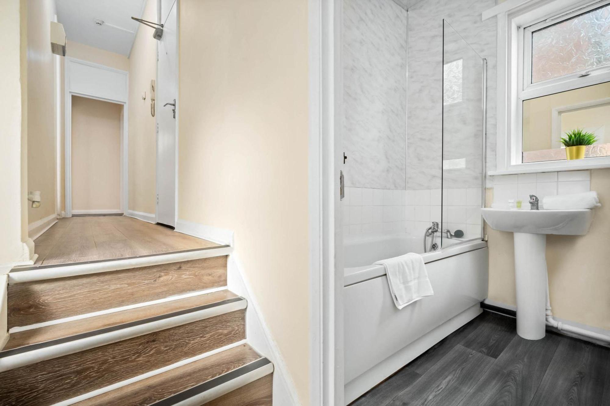 Two Bedroom Apartment - Single Beds - Accommodates 3 - Street Parking - Top Rated -Wbb Уэст-Бромидж Экстерьер фото
